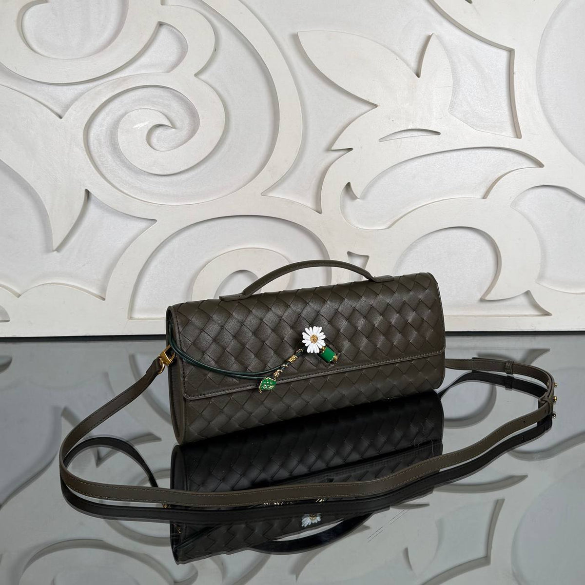 BOTTEGA VENETA - Andiamo Daisy Pouch